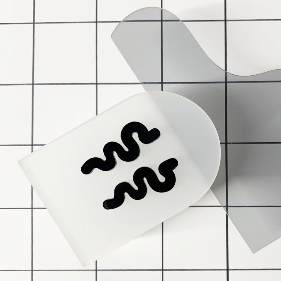 Recycled øreringe i akryl, Black Line