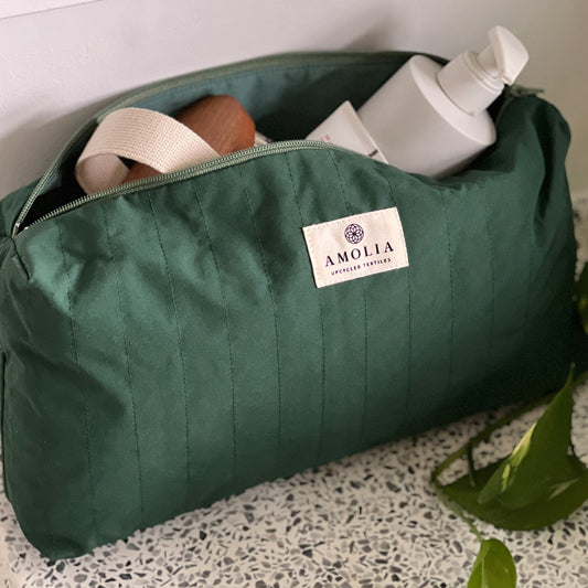 Upcycled toilettaske, stor, skovgrøn, fra operationsdragt