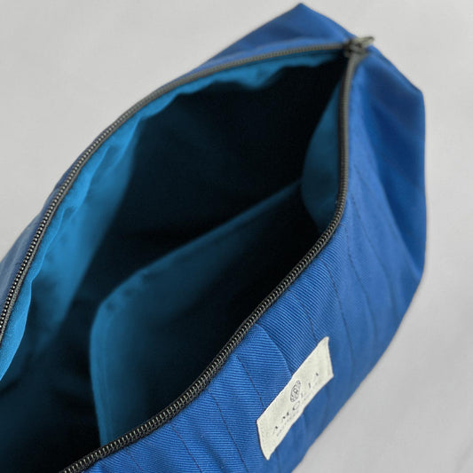 Upcycled toilettaske, stor, kobolt blå