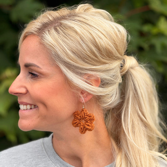 Upcycled øreringe, blomst, brændt orange