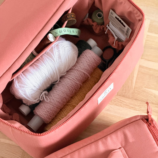 Upcycled strikke- og sytaske, stor, koral