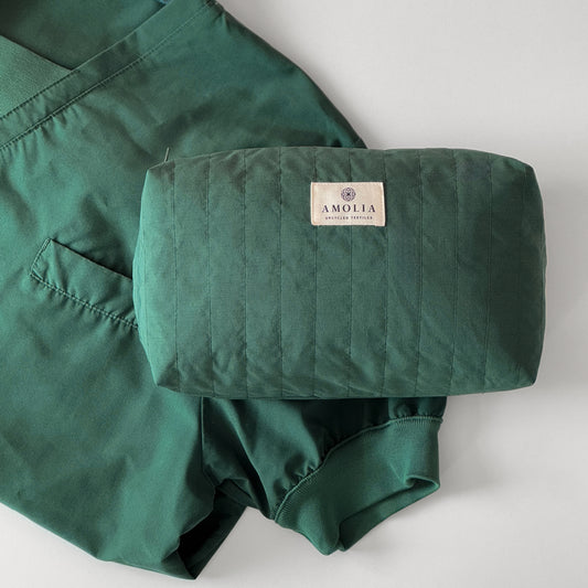 Upcycled toilettaske, lille, skovgrøn, fra operationsdragt