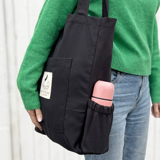 Upcycled mulepose med flaskeholder, sort