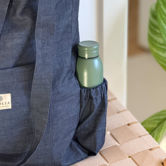 Upcycled mulepose med flaskeholder, blå denim dead stock tekstil