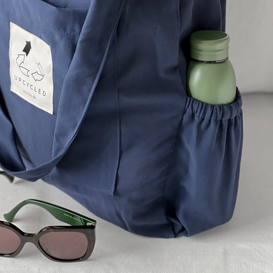 Upcycled mulepose med flaskeholder, marine blå