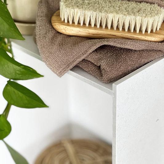 Amolia-recycled-bookcase-shelf-white-louie-2