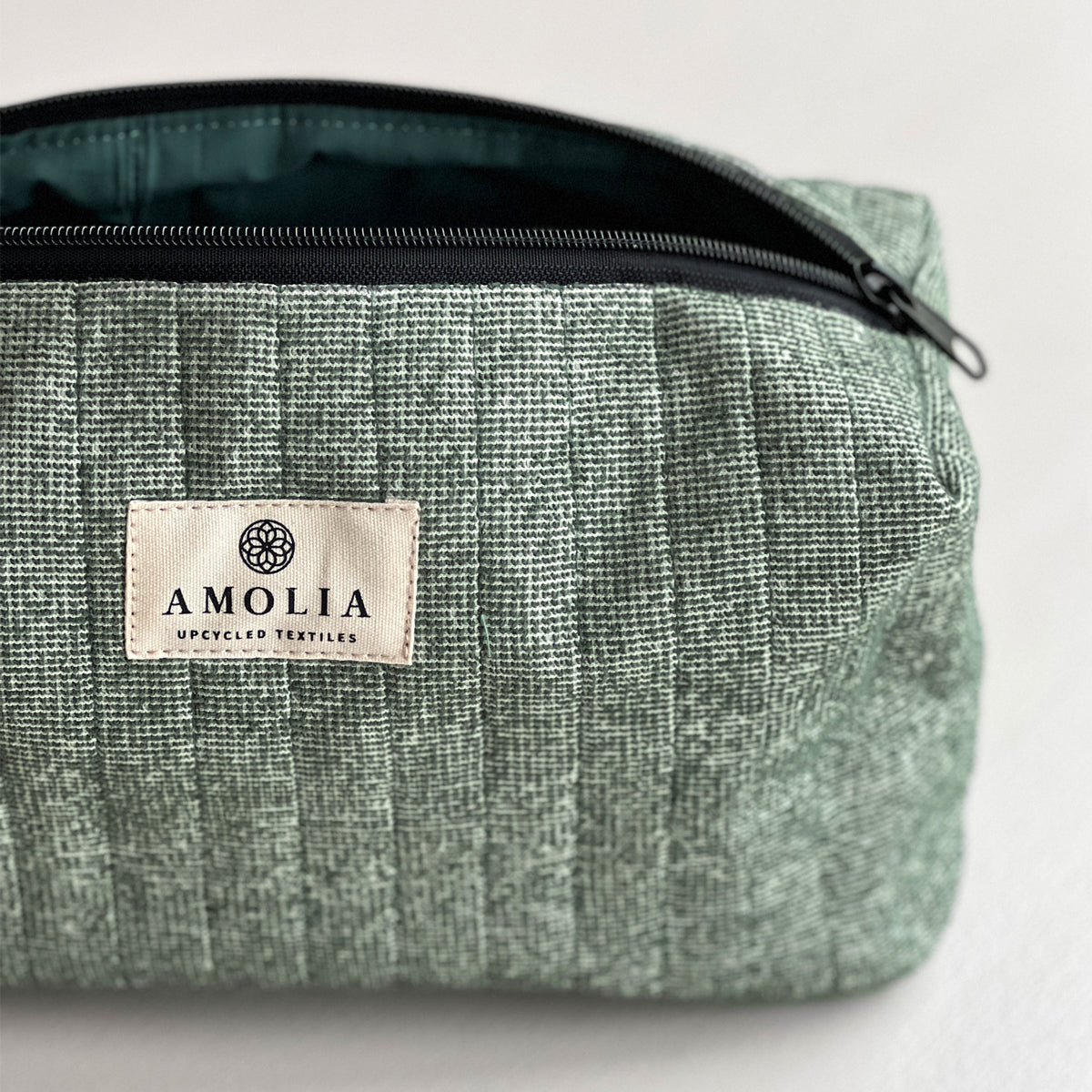 Upcycled toilettaske, lille, skovgrøn, Ella
