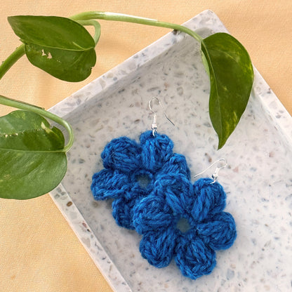 Upcycled øreringe, blomst, blå