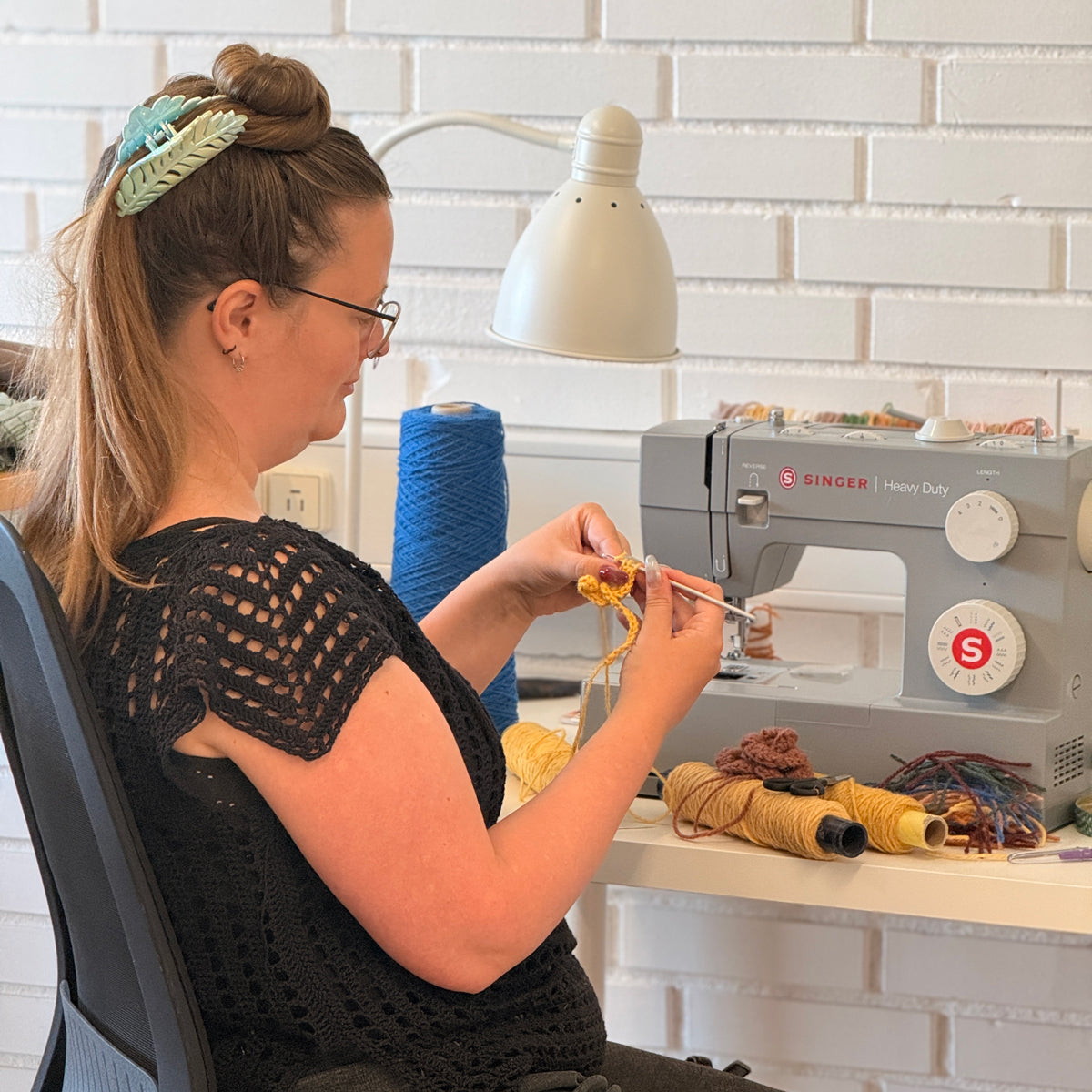 Upcycled øreringe, blomst, brun