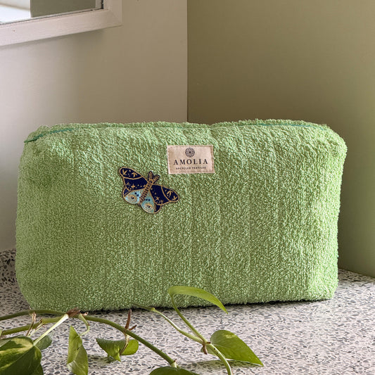 Upcycled toilettaske, stor, grøn med sommerfugl - unik udgave