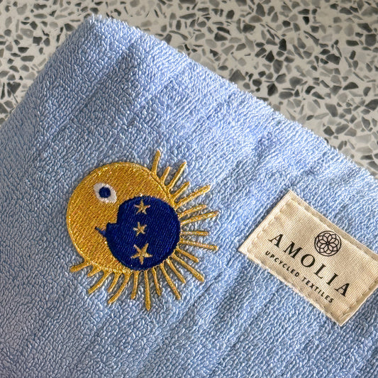 Upcycled toilettaske, lille, lyseblå med sol & måne - unik udgave