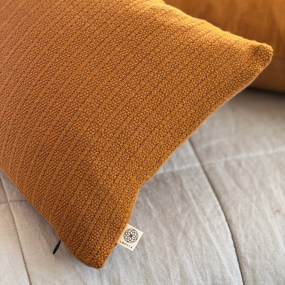 Upcycled pudebetræk, 30x50cm, brændt orange, strikket