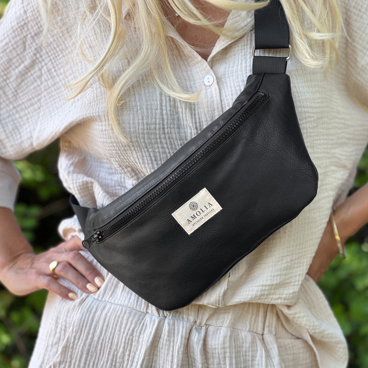 Upcycled skuldertaske, lille, sort vegansk læder