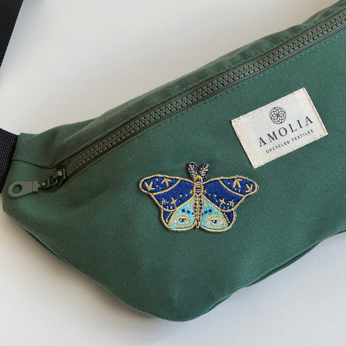 Upcycled skuldertaske, lille, grøn med sommerfugl - unik udgave