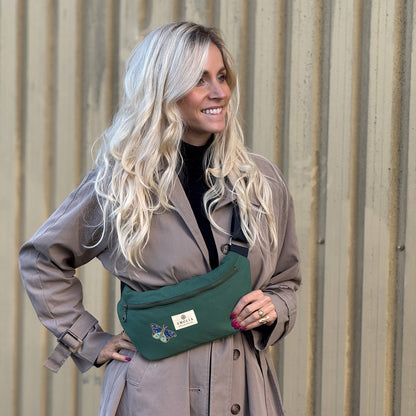 Upcycled skuldertaske, lille, grøn med sommerfugl - unik udgave
