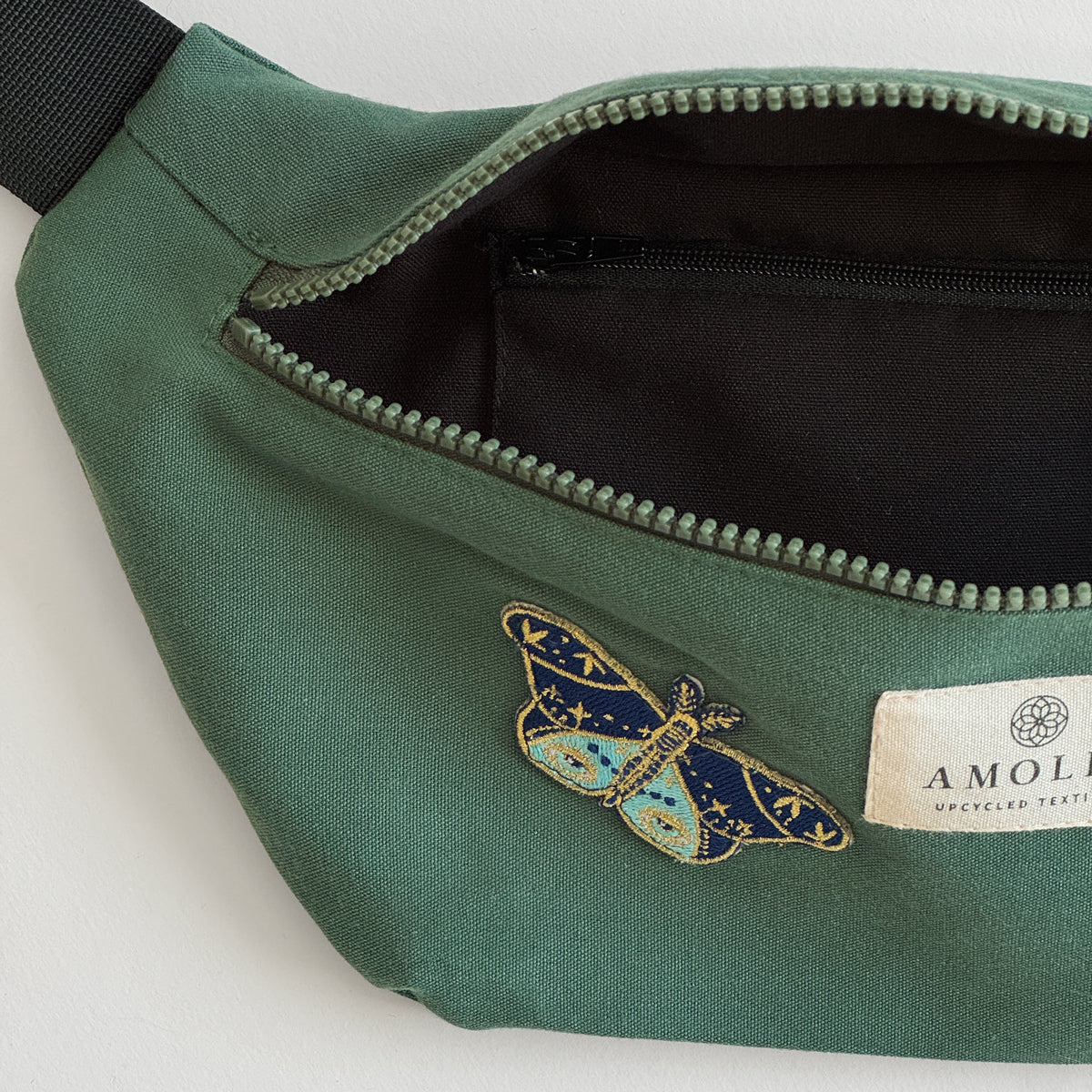 Upcycled skuldertaske, lille, grøn med sommerfugl - unik udgave