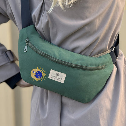 Upcycled skuldertaske, lille, grøn med sol & måne - unik udgave