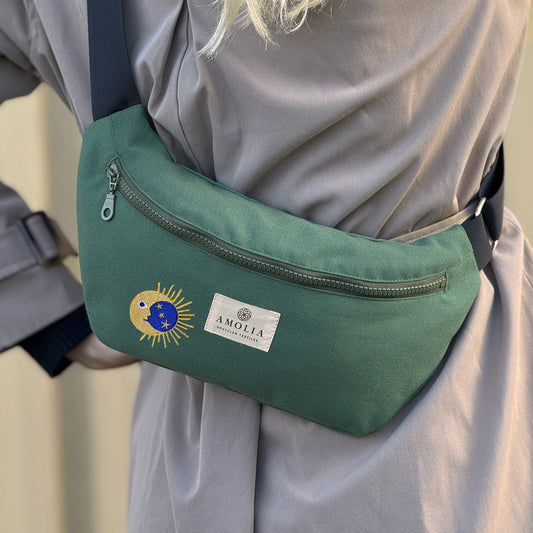 Upcycled skuldertaske, lille, grøn med sol & måne - unik udgave
