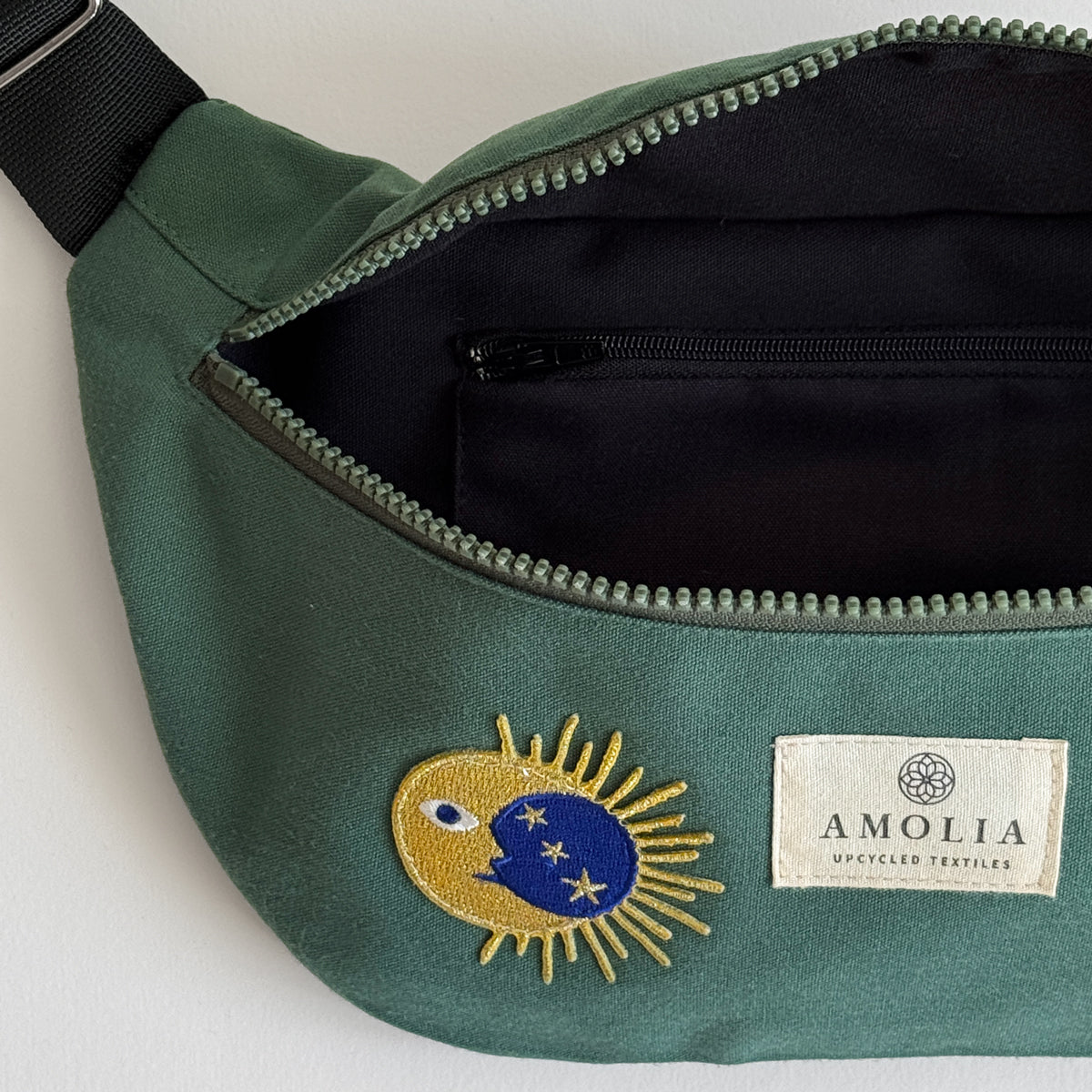 Upcycled skuldertaske, lille, grøn med sol & måne - unik udgave