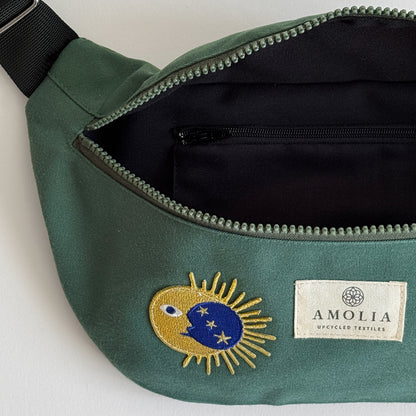 Upcycled skuldertaske, lille, grøn med sol & måne - unik udgave
