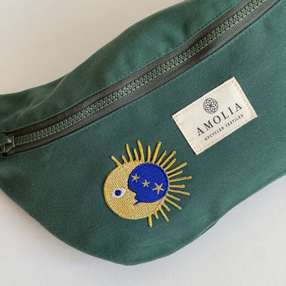 Upcycled skuldertaske, lille, grøn med sol & måne - unik udgave