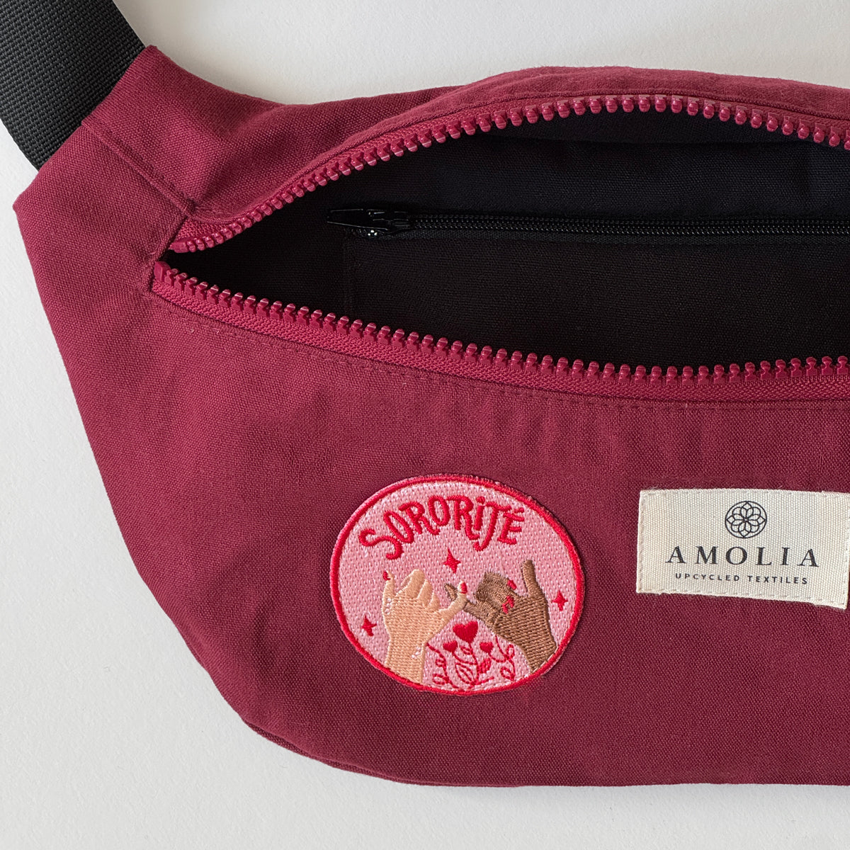Upcycled skuldertaske, lille, mørkerød med sororitjé - unik udgave