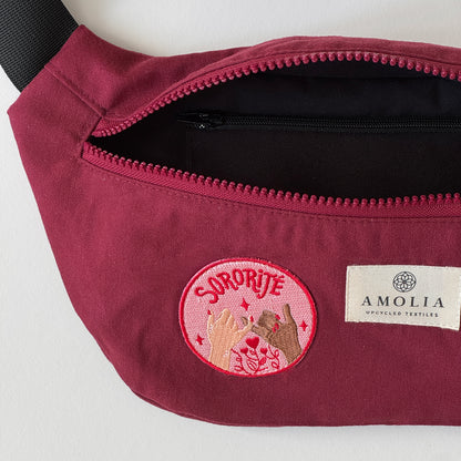 Upcycled skuldertaske, lille, mørkerød med sororitjé - unik udgave