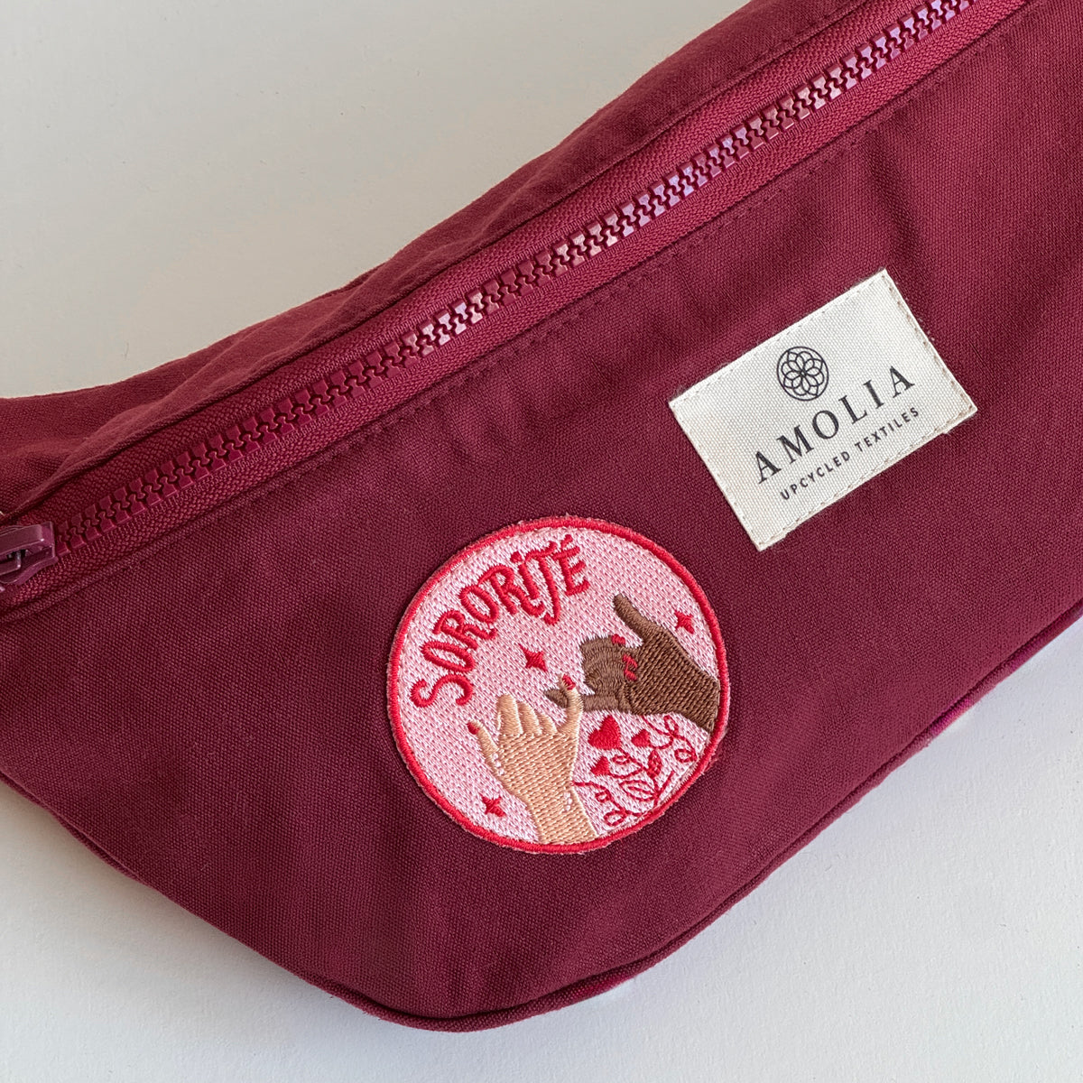 Upcycled skuldertaske, lille, mørkerød med sororitjé - unik udgave