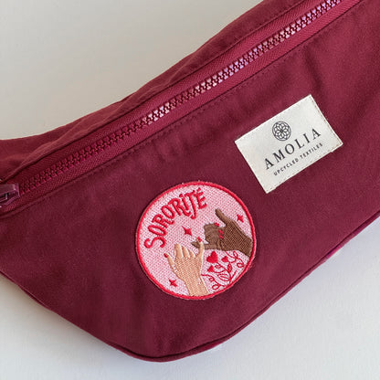 Upcycled skuldertaske, lille, mørkerød med sororitjé - unik udgave