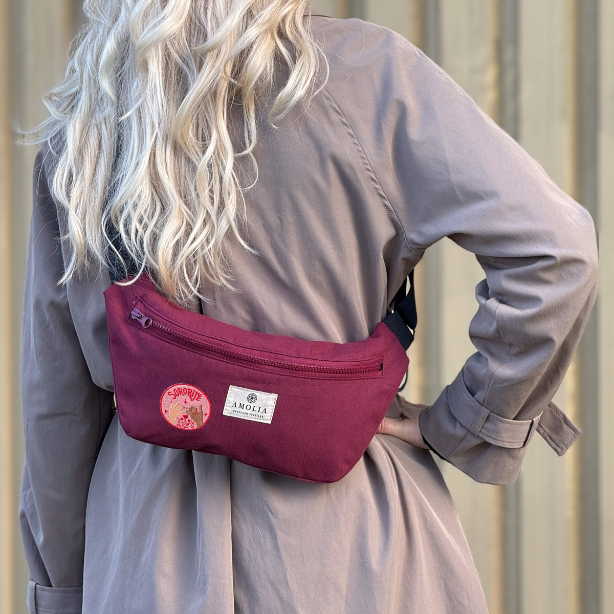 Upcycled skuldertaske, lille, mørkerød med sororitjé - unik udgave