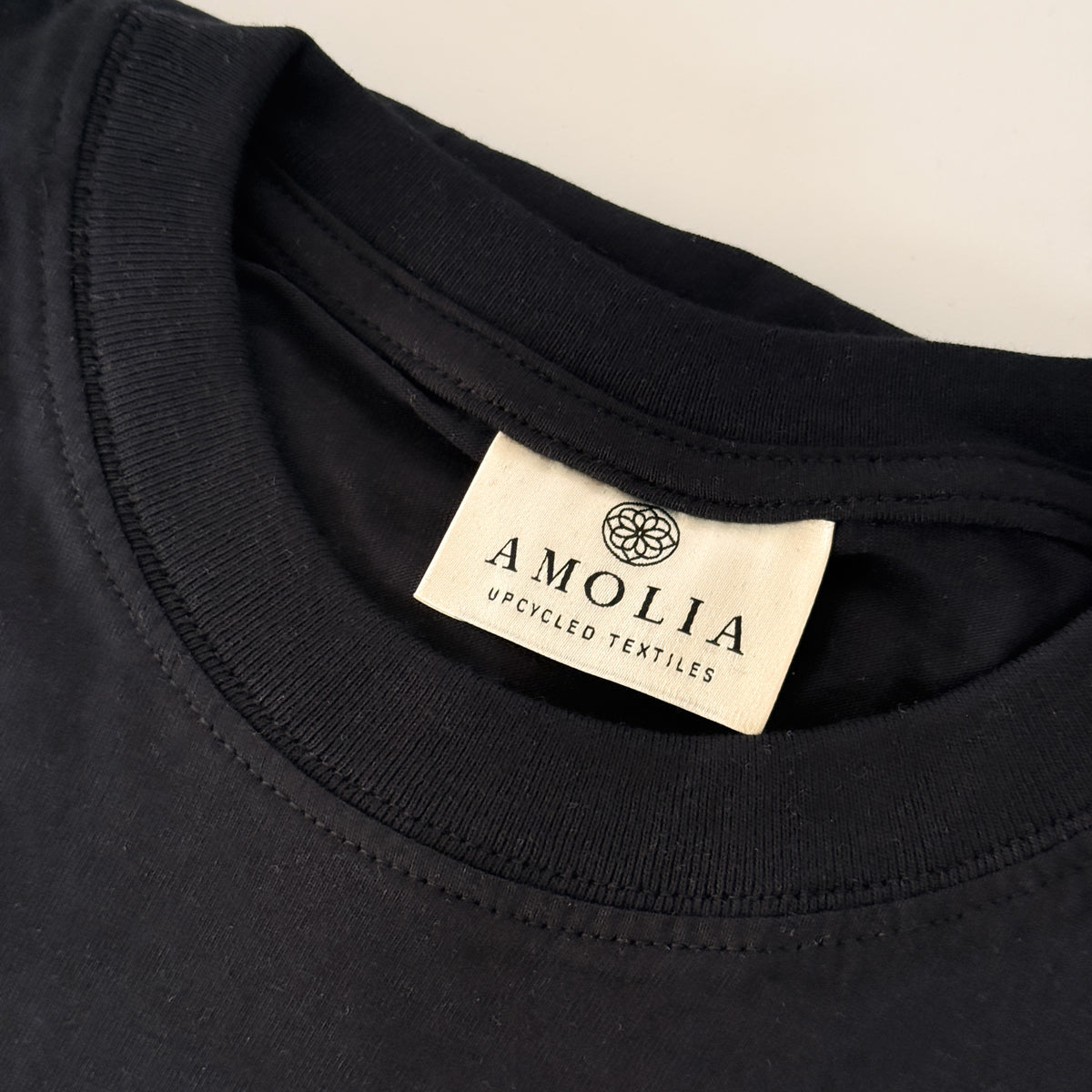 Upcyclet T-shirt, small, sort med guldsmed