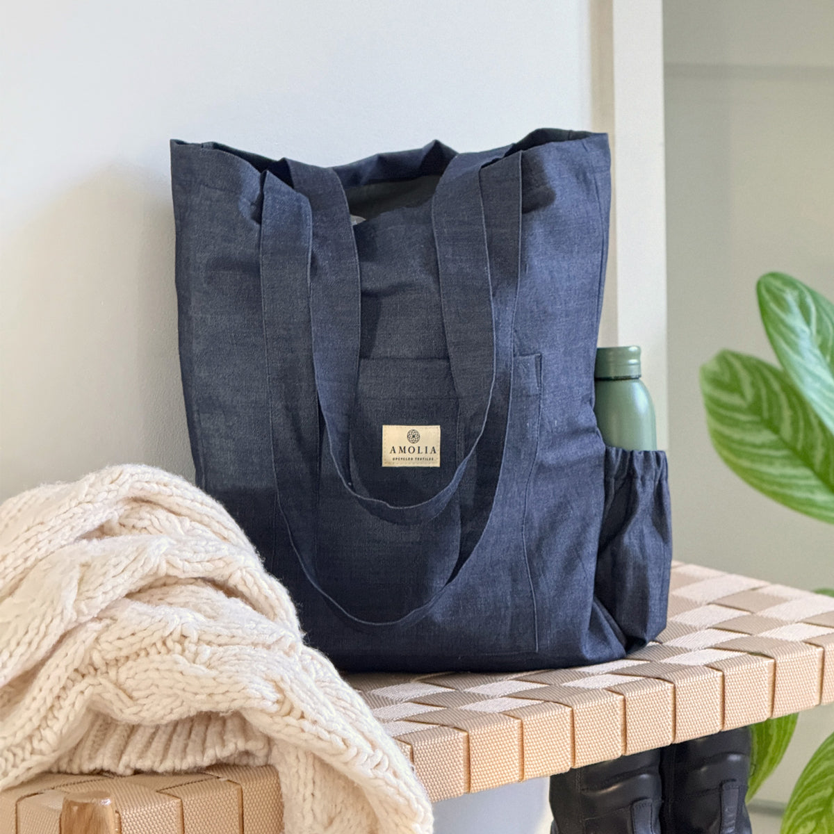 Upcycled mulepose med flaskeholder, blå denim dead stock tekstil