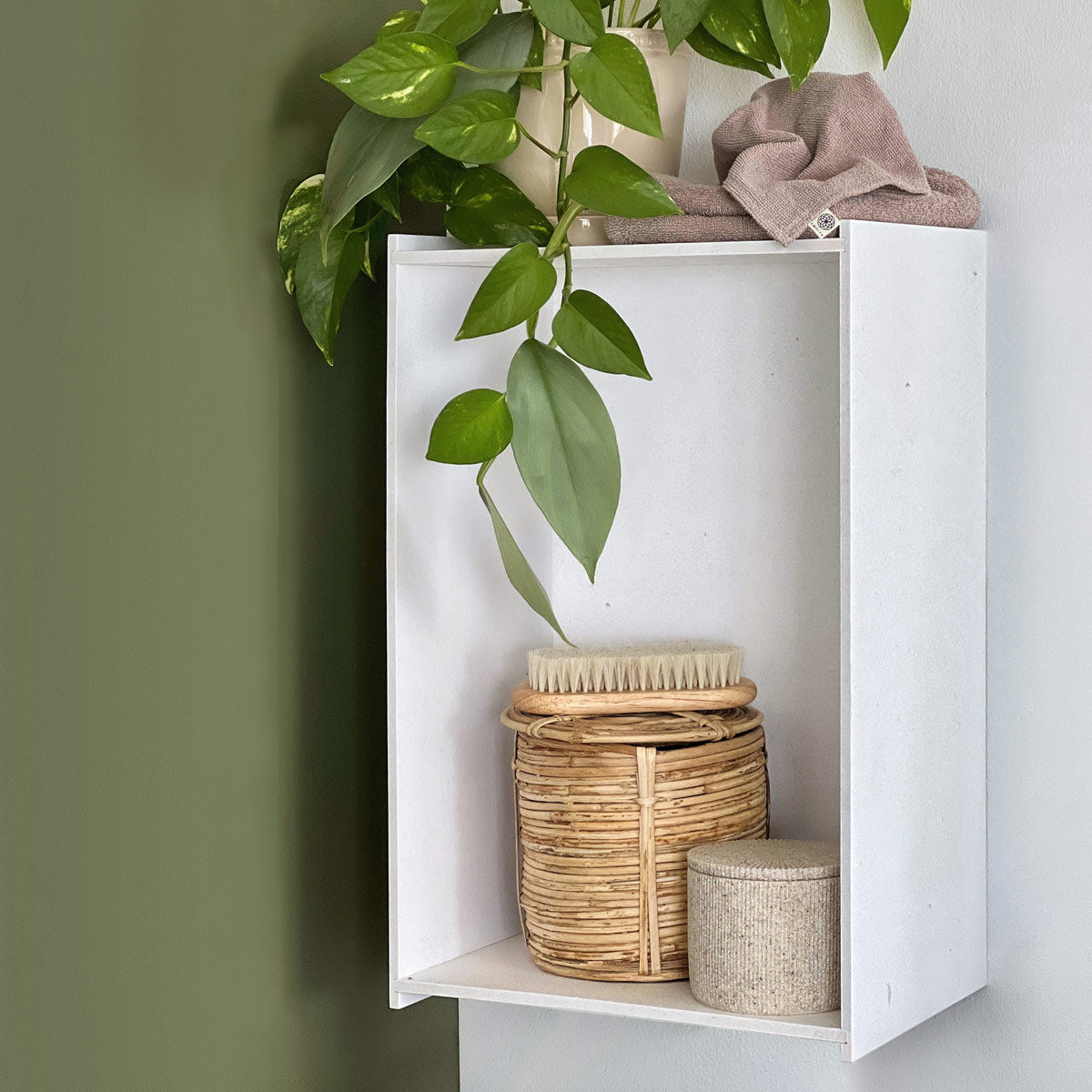 Amolia-recycled-bookcase-shelf-white-louie-1